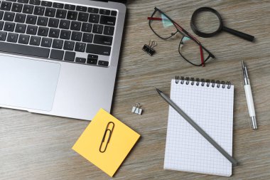 Düz konum dizüstü bilgisayar, defter ve tahta zemin üzerine kalem