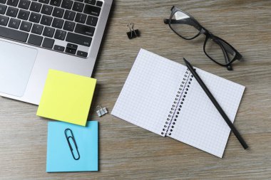 Modern çalışma alanının üst görünümü