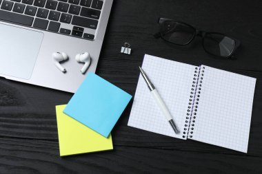 Bilgisayar klavyesi ve telefonu olan ofis masasının üst görünümü