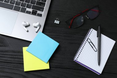 Bilgisayarlı, defterli, gözlüklü, akıllı telefonlu, kalemli ve gözlüklü ofis masasının üst görüntüsü