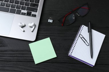 Ofis masası, not defteri, üst manzara. Metnin için boşluk kopyala