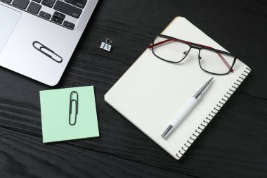 Masanın üzerinde ofis, banka donatımı.