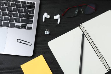 Bilgisayarı, akıllı telefonu, kulaklığı ve kahvesi olan üst kattaki ofis masası.