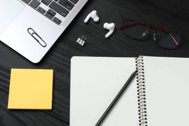 Bilgisayar, defter, kalem ve gözlüklü ofis masası. Metin için kopyalama alanı olan üst görünüm. düz yatış, üst görünüm.