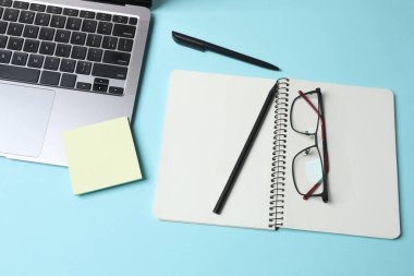 Düz konum dizüstü bilgisayar ve ışık arkaplan gözlüklü