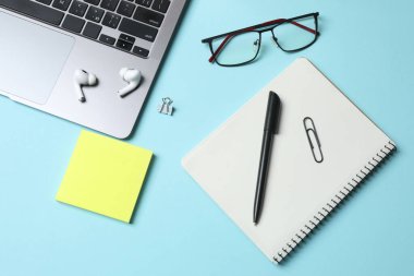 dizüstü bilgisayar ve aksesuarlarla renk arkaplanında düz konum