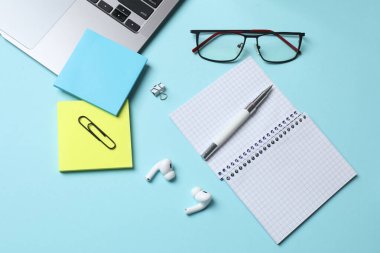 düz konum boş not defteri, gözlük ve kırtasiye ışık arkaplan, üst görünüm