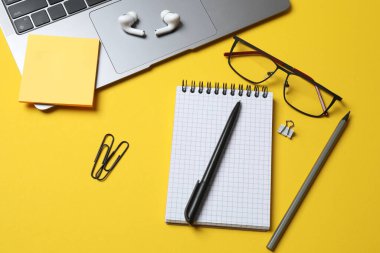 Ofis masası üstü dizüstü bilgisayarlı.