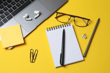 Renk arkaplan üzerinde ofis ögeleri ile düz konum