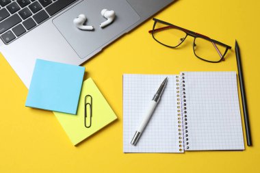 Beyaz masaya Kırtasiye