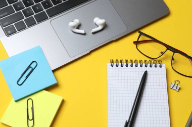 Not defteri, gözlük, klavye, fare içeren ofis tablosu