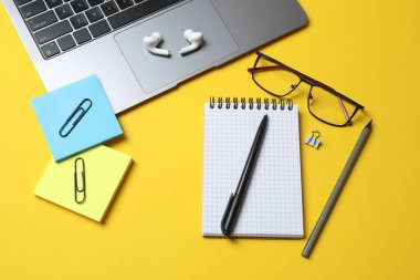 renk arkaplan üzerinde modern ofis aksesuarları ile düz konum