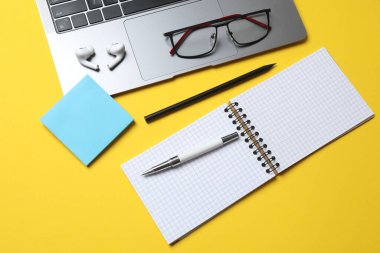 Renk arkaplanı üzerine ofis malzemeleri