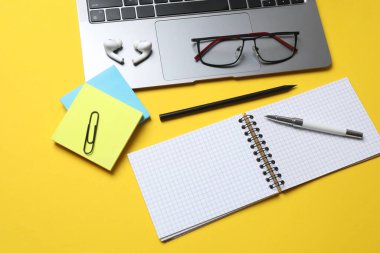 Boş kağıt, dizüstü bilgisayar, hesap makinesi ve kalemi olan bir ofis masası. Metin için kopyalama alanı olan üst görünüm