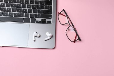 Bilgisayarlı modern kulaklıklar ve renkli kulaklıklar.