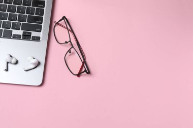 modern bilgisayar klavyesi ve renk arkaplanı gözlüğü