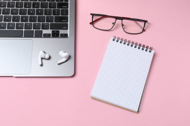 Not defteri ve üst görünümü olan ofis masası.