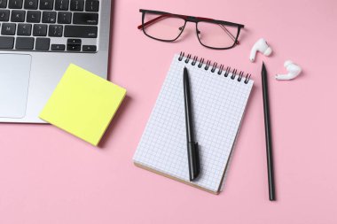 Renk arkaplanı üzerine modern ofis çalışma alanı olan düz konum