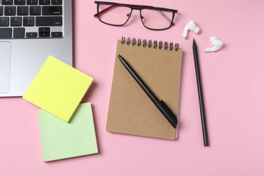 Ofis Masaları boş not defteri ve dizüstü bilgisayar ile