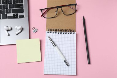 Not defteri, gözlüğü ve kalemi olan ofis masası.