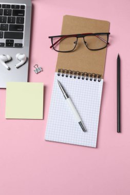 Ofis çalışma alanının üst görünümü.