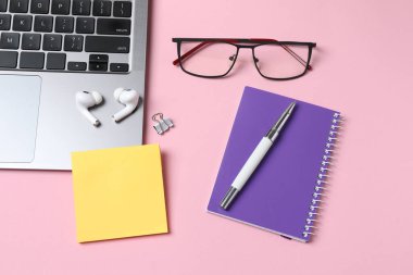 İş yerinin üst görünümü, ofis masası