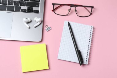 Düz konum dizüstü bilgisayarı beyaz arkaplanda