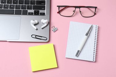 Renk arkaplan üzerinde bilgisayar klavyesi ve kulaklıkları olan düz konum