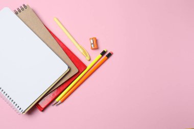 Renk arkaplanında kırtasiye malzemesi olan düz bir kompozisyon. Metin için boşluk
