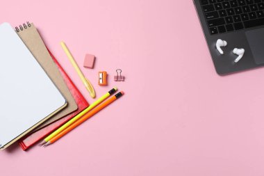 Bilgisayarı ve not defteri olan ofis masası.