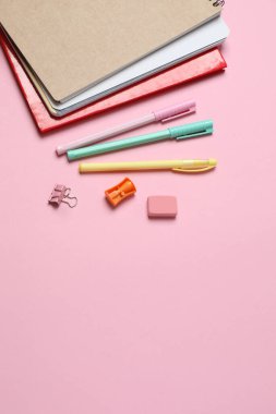 Kırtasiye malzemeleri ve ofis malzemeleri. Kopyalama alanı olan üst görünüm