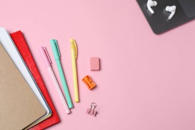 Kırtasiyeli ofis tablosunun üst görünümü