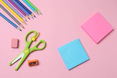 Kopya alanı olan renk arkaplanı üzerindeki okul ofis aksesuarlarının üst görünümü.