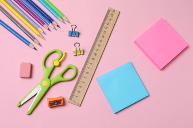 okul malzemeleri ve pembe arka planda kırtasiye malzemeleri