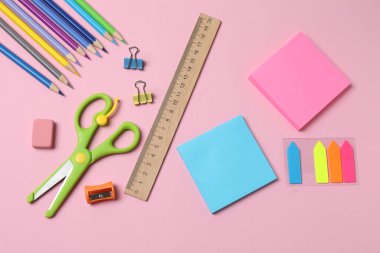 Pembe arka planda okul malzemelerinin üst görüntüsü. okul konseptine geri dön.