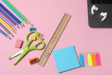 Pembe kağıdın üzerindeki kırtasiye malzemesi. en üstteki görünüm