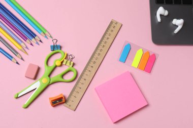 Pembe arka planda kırtasiye malzemesi. Ofis aksesuarları. Düz yat. Üst Manzara. Boşluğu kopyala