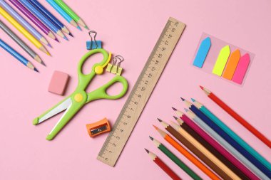 Pembe arka planda kırtasiye malzemesi