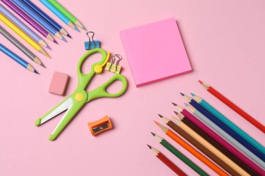 Renkli okul gereçleri ve kırtasiye malzemesi renkli bir şekilde okula geri dönüyor. düz üst görünüm.