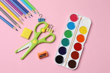 Renkli arka planda kırtasiye malzemeleri. en üstteki görünüm