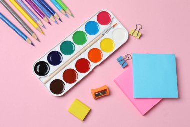 Işık arkaplanı üzerine renkli kağıt ve kırtasiye seti. Düz yat. en üstteki görünüm.