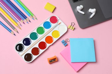 Renk arkaplanı üzerinde boş not defteri olan ofis malzemeleri