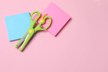 Renk arkaplanı üzerinde kağıt makas, üst görünüm