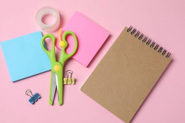 Renk arkaplanı üzerinde çalışmak için kırtasiye ögeleriyle düz konum