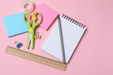 Ofis işyerinin en üst görüntüsü. kırtasiye, defter, makas, kalem ve kalem