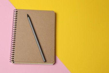 Masada boş bir sayfa olan defter.