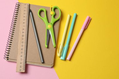 Renk arkaplanı üzerinde kırtasiye ve makas