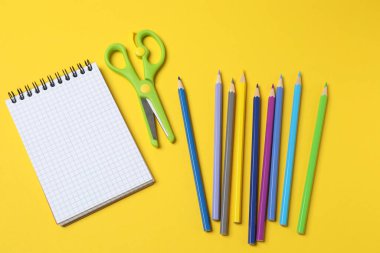 Beyaz arkaplanda kopya alanı olan okul malzemeleri seti