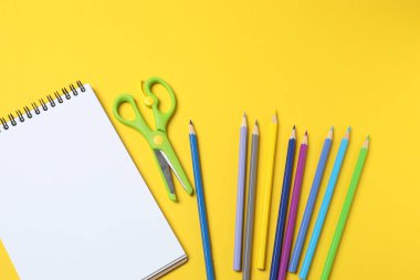 renkli kalem ve defter