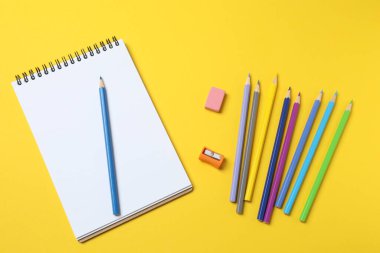 Sarı arkaplanda renkli kalemler